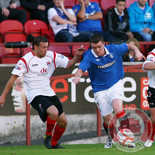 Kevin Finlayson tries to get the ball from John Fleck.